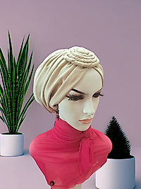 Krem gül detaylı bone