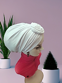 Beyaz gül detaylı bone